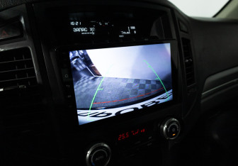 Подержанный автомобиль Mitsubishi Pajero 2013 года (15 фото)