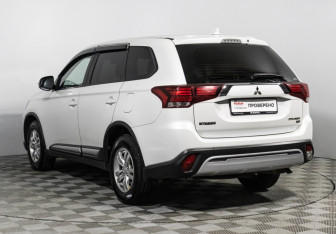 Подержанный автомобиль Mitsubishi Outlander 2018 года (7 фото)