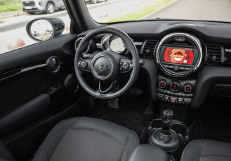 Подержанный автомобиль MINI Hatch 2020 года (13 фото)
