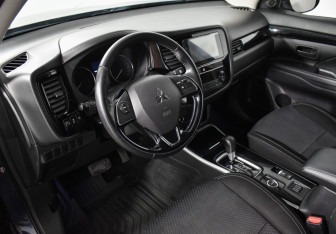 Подержанный автомобиль Mitsubishi Outlander 2019 года (9 фото)