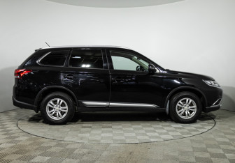 Подержанный автомобиль Mitsubishi Outlander 2016 года (4 фото)