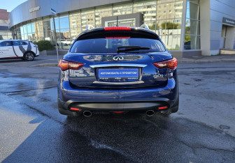 Подержанный автомобиль Infiniti QX70 2014 года (5 фото)