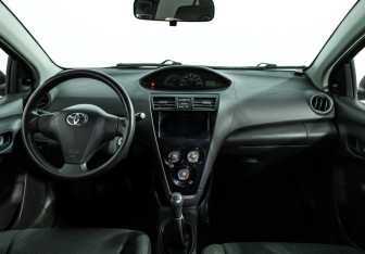 Подержанный автомобиль Toyota Yaris Sedan 2008 года (13 фото)
