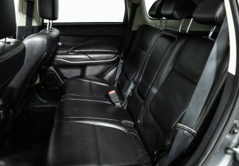 Подержанный автомобиль Mitsubishi Outlander 2015 года (10 фото)