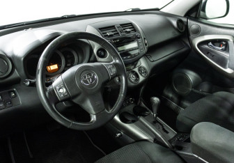 Подержанный автомобиль Toyota RAV4 2011 года (11 фото)