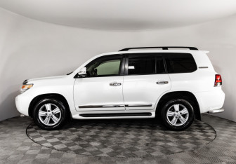 Подержанный автомобиль Toyota Land Cruiser Suv 2014 года (9 фото)