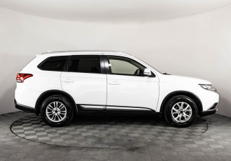 Подержанный автомобиль Mitsubishi Outlander 2018 года (4 фото)