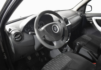 Подержанный автомобиль Renault Sandero 2013 года (9 фото)