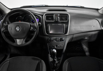 Подержанный автомобиль Renault Sandero 2015 года (13 фото)