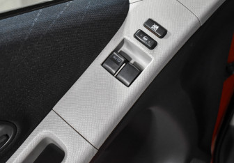 Подержанный автомобиль Toyota Yaris Hatchback 2006 года (10 фото)