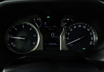 Подержанный автомобиль Toyota Land Cruiser Prado 2017 года (12 фото)