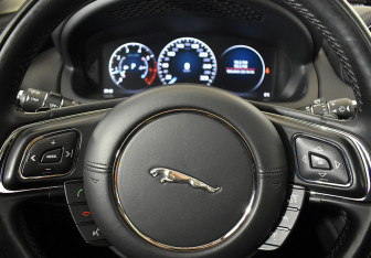 Подержанный автомобиль Jaguar XJ 2016 года (53 фото)
