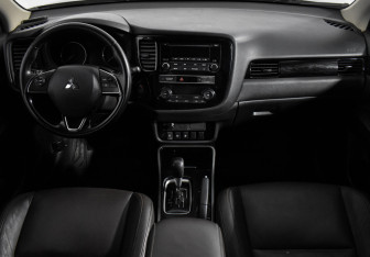 Подержанный автомобиль Mitsubishi Outlander 2019 года (13 фото)