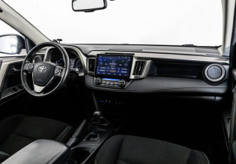Подержанный автомобиль Toyota RAV4 2017 года (9 фото)