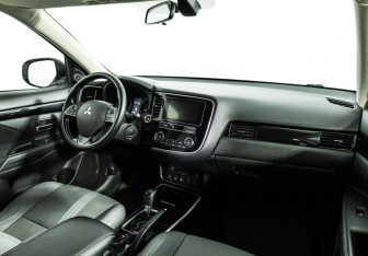 Подержанный автомобиль Mitsubishi Outlander 2019 года (9 фото)