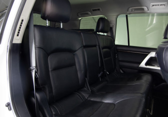 Подержанный автомобиль Toyota Land Cruiser Suv 2012 года (13 фото)