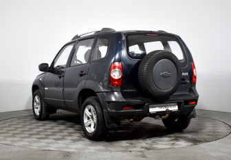 Подержанный автомобиль Chevrolet Niva 2011 года (7 фото)