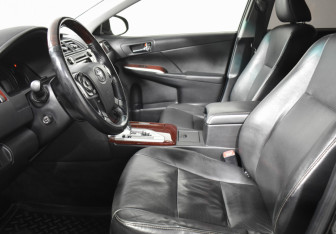 Подержанный автомобиль Toyota Camry Sedan 2012 года (10 фото)
