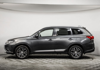 Подержанный автомобиль Mitsubishi Outlander 2018 года (8 фото)
