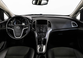 Подержанный автомобиль Opel Astra Sedan 2012 года (10 фото)