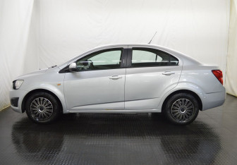 Подержанный автомобиль Chevrolet Aveo Sedan 2012 года (8 фото)