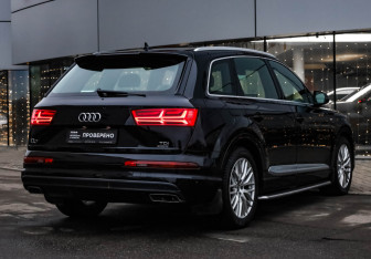 Подержанный автомобиль Audi Q7 2016 года (7 фото)