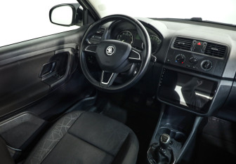 Подержанный автомобиль Skoda Fabia Hatchback 2013 года (7 фото)