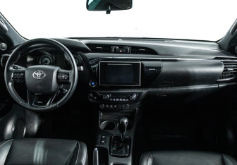 Подержанный автомобиль Toyota Hilux 2020 года (13 фото)