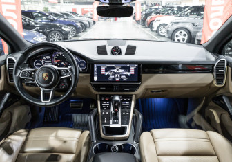 Подержанный автомобиль Porsche Cayenne 2018 года (21 фото)