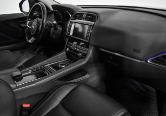 Подержанный автомобиль Jaguar F-Pace 2017 года (16 фото)