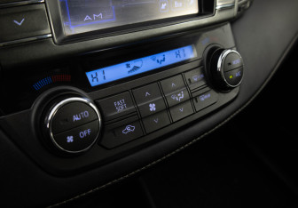 Подержанный автомобиль Toyota RAV4 2013 года (18 фото)