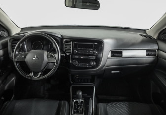 Подержанный автомобиль Mitsubishi Outlander 2017 года (10 фото)