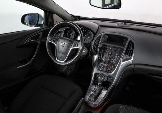 Подержанный автомобиль Opel Astra Hatchback 2012 года (9 фото)