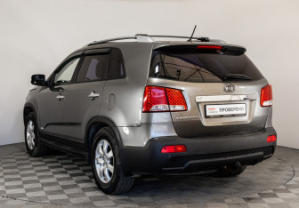 Подержанный автомобиль Kia Sorento 2011 года (7 фото)