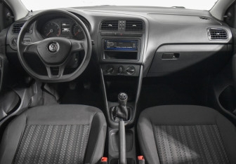 Подержанный автомобиль Volkswagen Polo Sedan 2017 года (13 фото)