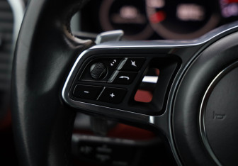 Подержанный автомобиль Porsche Cayenne 2019 года (16 фото)