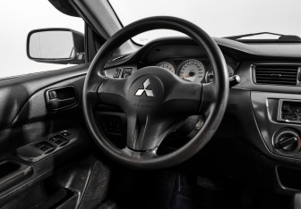 Подержанный автомобиль Mitsubishi Lancer Sedan 2006 года (15 фото)