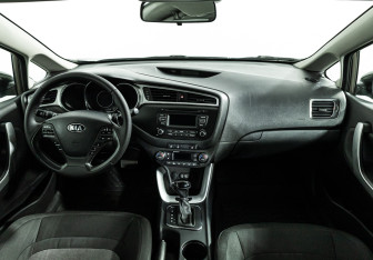 Подержанный автомобиль Kia Ceed Hatchback 2017 года (13 фото)