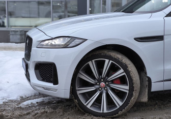 Подержанный автомобиль Jaguar F-Pace 2016 года (11 фото)