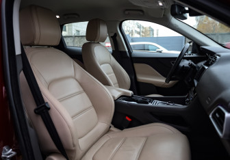 Подержанный автомобиль Jaguar F-Pace 2017 года (11 фото)