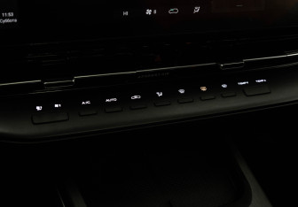 Подержанный автомобиль Changan UNI-S 2024 года (19 фото)