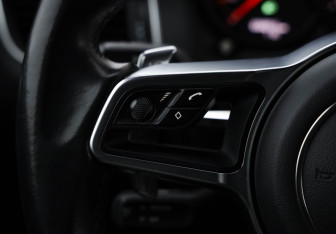 Подержанный автомобиль Porsche Macan 2016 года (15 фото)