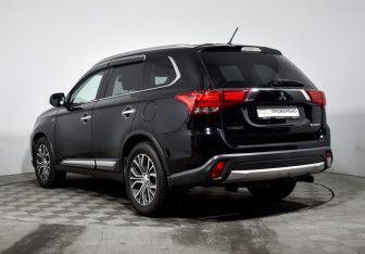 Подержанный автомобиль Mitsubishi Outlander 2015 года (7 фото)