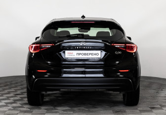 Подержанный автомобиль Infiniti Q30 2017 года (8 фото)