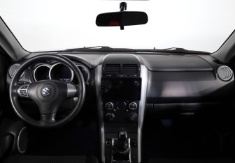 Подержанный автомобиль Suzuki Grand Vitara 2010 года (10 фото)