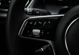 Подержанный автомобиль Hongqi H5 2024 года (14 фото)