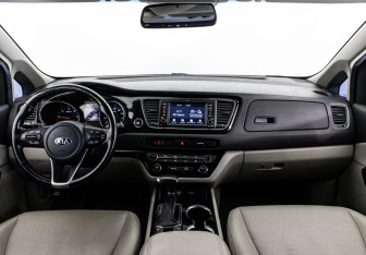Подержанный автомобиль Kia Carnival 2019 года (10 фото)