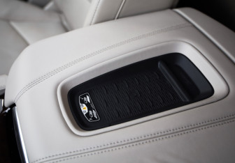 Подержанный автомобиль Cadillac Escalade Suv 2016 года (21 фото)