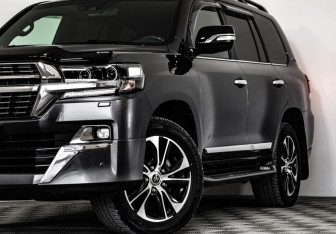 Подержанный автомобиль Toyota Land Cruiser Suv 2020 года (2 фото)