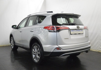 Подержанный автомобиль Toyota RAV4 2017 года (7 фото)